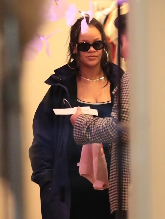 Rihanna exposed her pregnant belly at dinner with her son in Paris