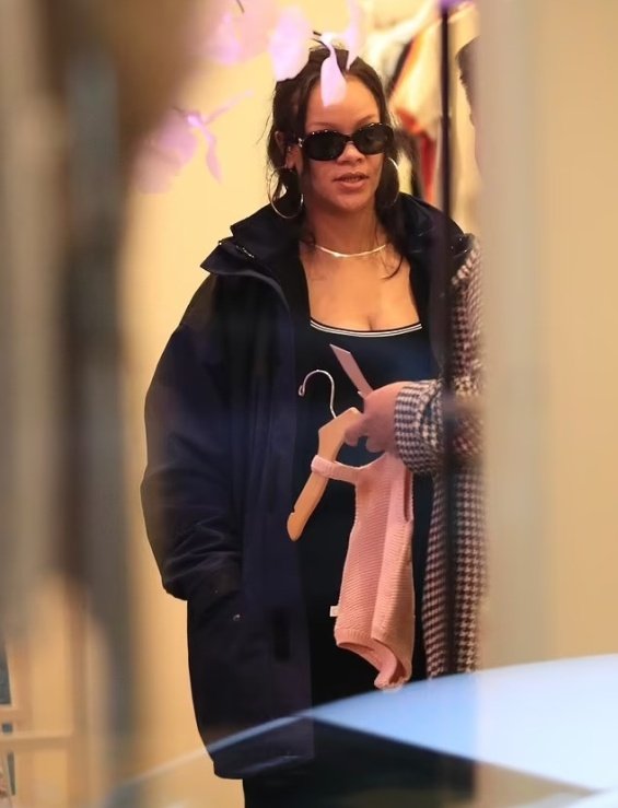 Rihanna exposed her pregnant belly at dinner with her son in Paris