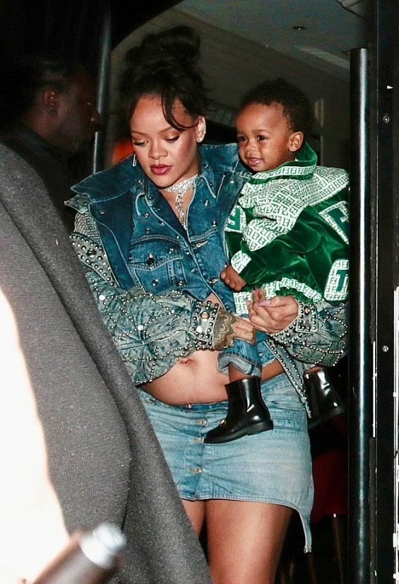 Rihanna exposed her pregnant belly at dinner with her son in Paris