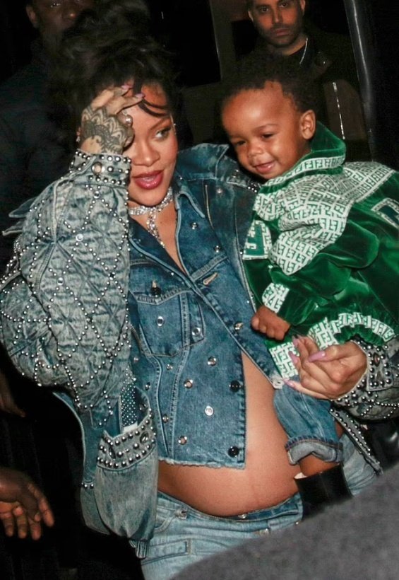 Rihanna exposed her pregnant belly at dinner with her son in Paris