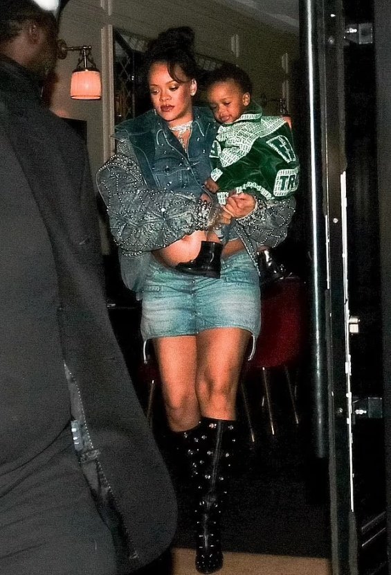 Rihanna exposed her pregnant belly at dinner with her son in Paris