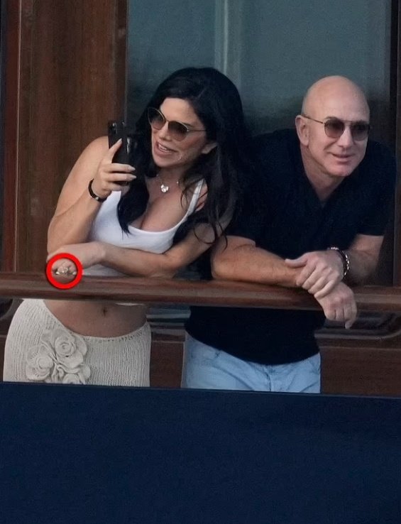 Jeff Bezos Proposed to Lauren Sanchez with a Huge Diamond Ring on His Superyacht