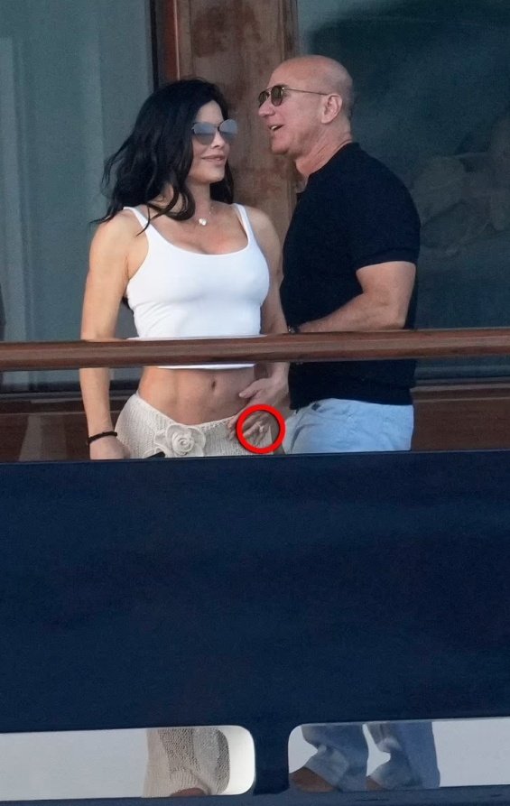 Jeff Bezos Proposed to Lauren Sanchez with a Huge Diamond Ring on His Superyacht