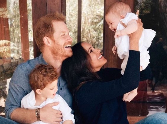 Meghan Markle and Prince Harry photographed on a sushi date in California (Is Meghan pregnant again?)