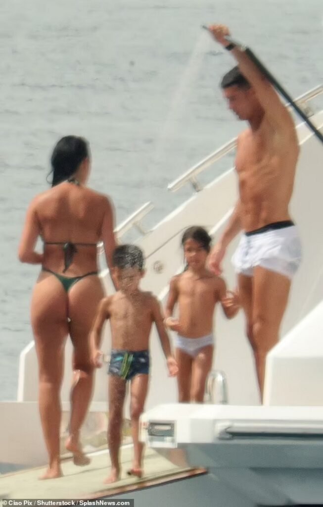 Georgina is miserable and Ronaldo ignores her - The famous couple is on holiday in Sardinia after rumors that they will break up