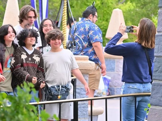 Jennifer Garner with her daughter Seraphina and Jennifer Lopez's daughter in Epic Disneyland Outing