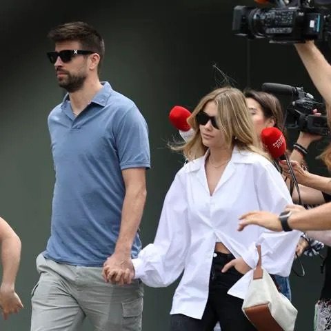Pique Does His Best To Protect Clara Chia 4