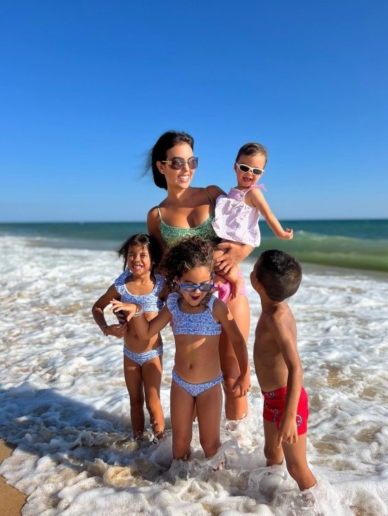 Ronaldo And Georgina With Their Five Children On Vacation In Portugal