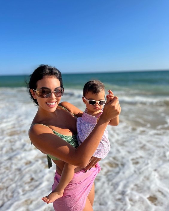 Ronaldo And Georgina With Their Five Children On Vacation In Portugal