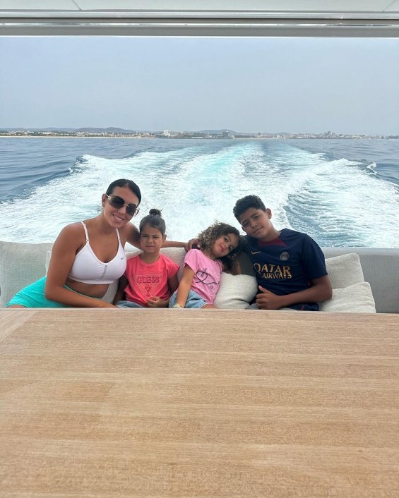 Ronaldo And Georgina With Their Five Children On Vacation In Portugal