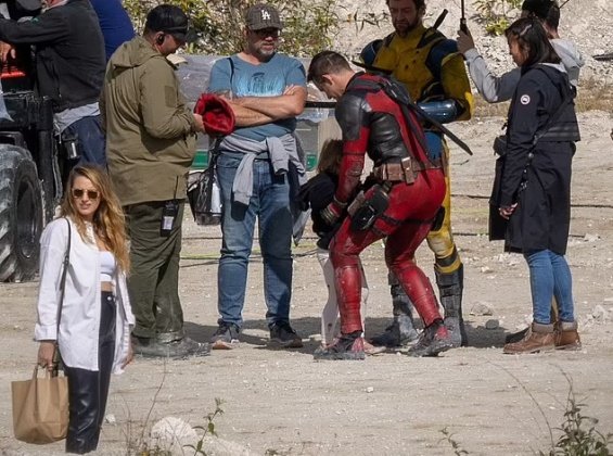 Ryan Reynolds Kisses Blake Lively On The Set Of 'Deadpool 3'