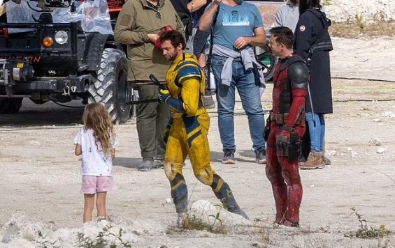 Ryan Reynolds Kisses Blake Lively On The Set Of 'Deadpool 3'