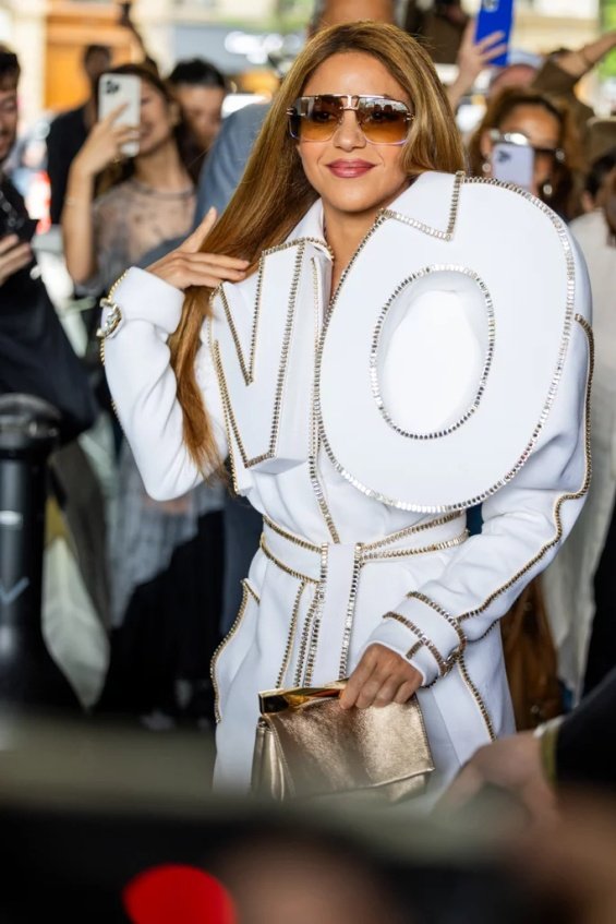 Shakira In A White Coat With The Inscription 'NO' At A Fashion Show In Paris