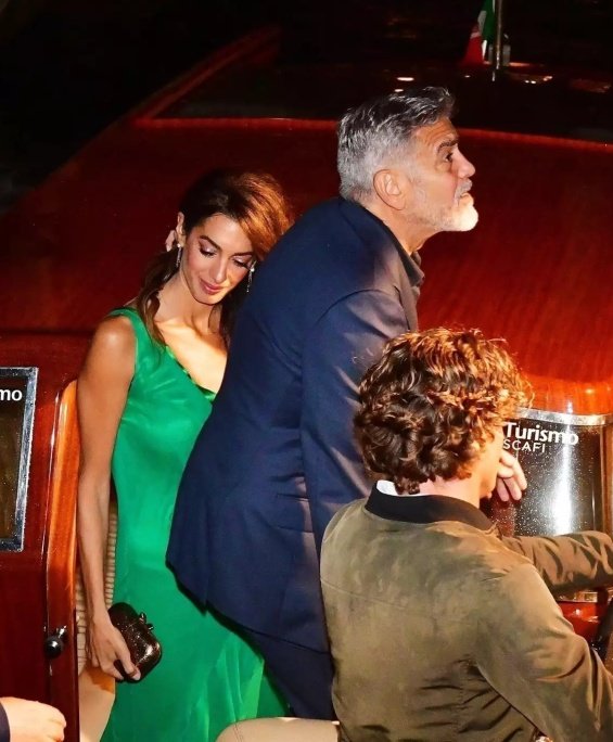 Amal Clooney In A Green Dress On A Romantic Dinner With George In Venice