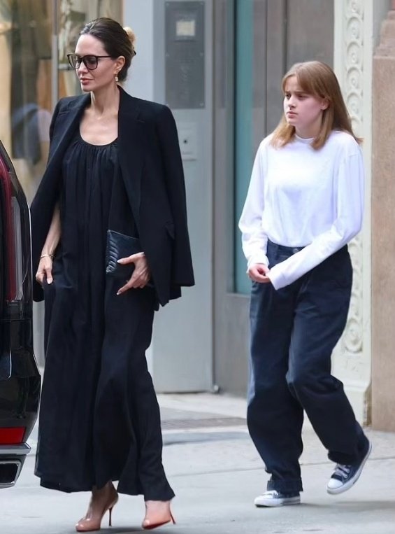 Angelina Jolie With Her 15-year-old Daughter In New York After Hiring Her As An Assistant