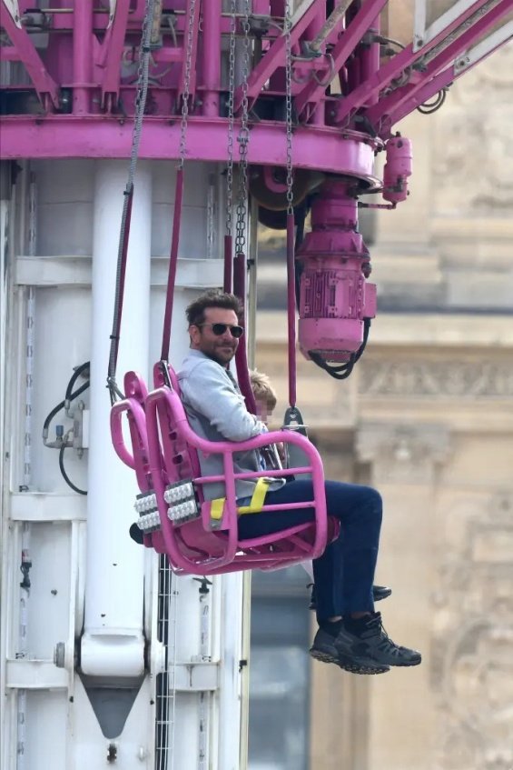 Bradley Cooper With The Adorable Lea In An Amusement Park In Paris