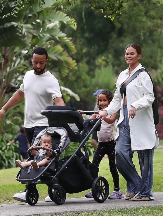 Chrissy Teigen With John Legend And 3 Children For A Walk In The Park In Beverly Hills