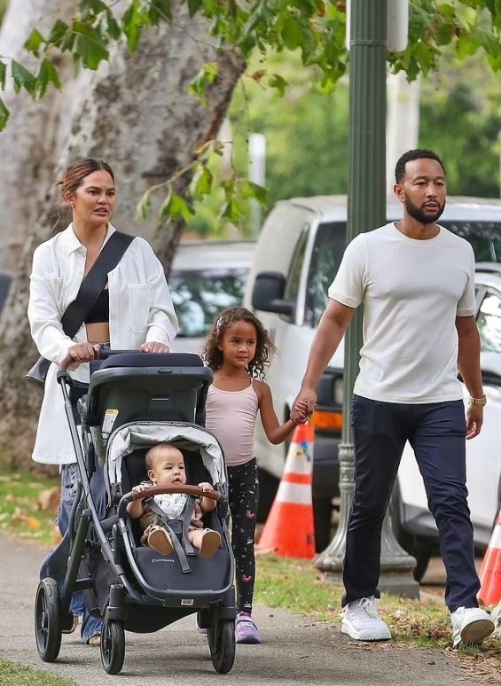 Chrissy Teigen With John Legend And 3 Children For A Walk In The Park In Beverly Hills