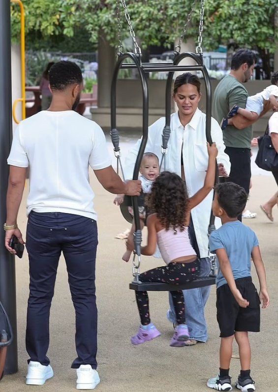 Chrissy Teigen With John Legend And 3 Children For A Walk In The Park In Beverly Hills