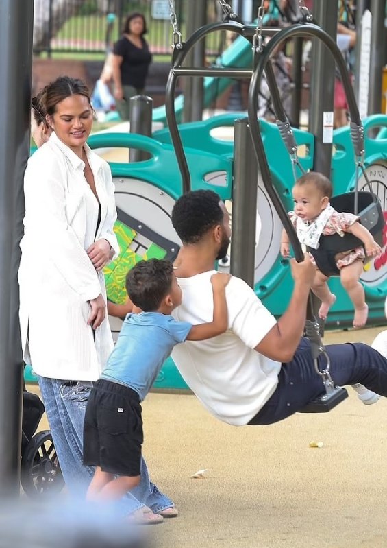 Chrissy Teigen With John Legend And 3 Children For A Walk In The Park In Beverly Hills