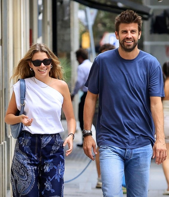 Gerard Pique Holding Hands With Girlfriend Clara Chia Marti At Lunch In Barcelona