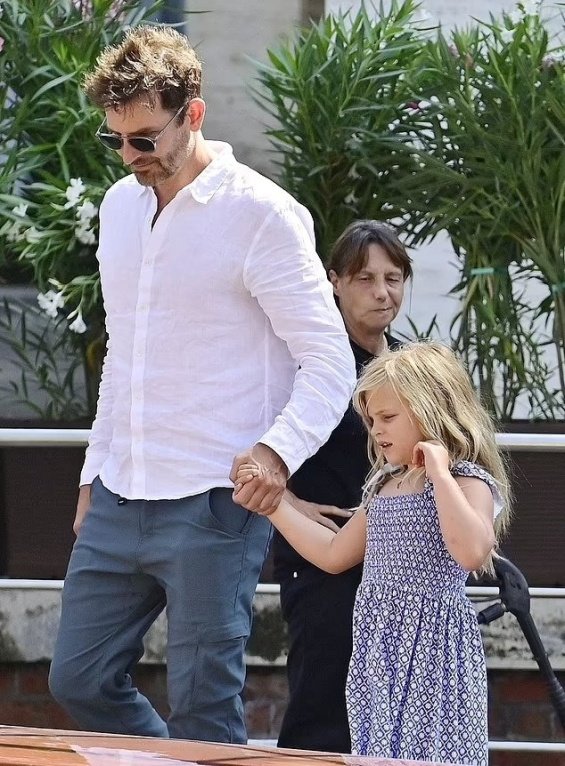 Irina Shayk and Bradley Cooper With Their Daughter Lea In Venice