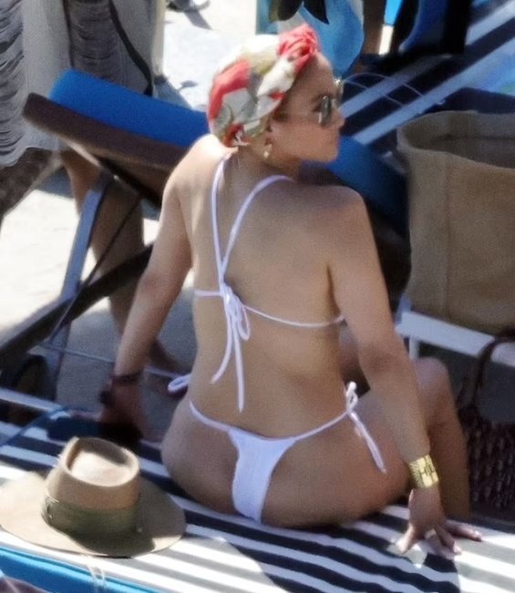 JLo Is Relaxed In A Bikini Eating On The Beach In Italy