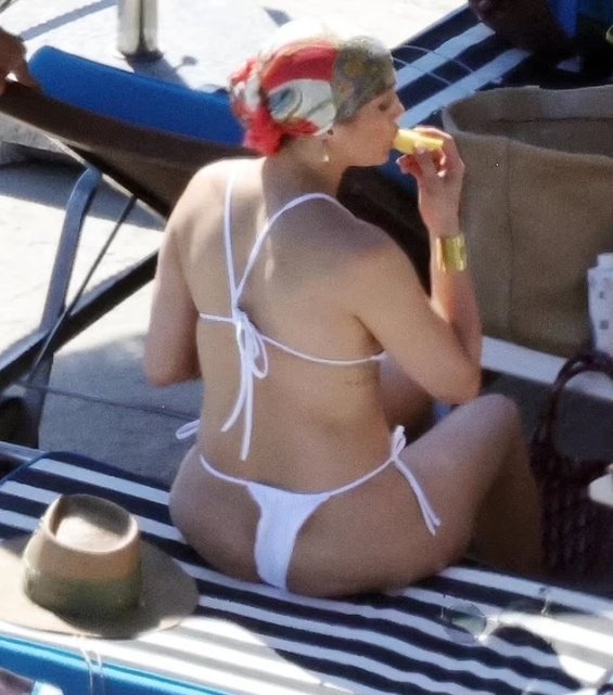 JLo Is Relaxed In A Bikini Eating On The Beach In Italy