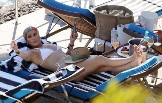 JLo Is Relaxed In A Bikini Eating On The Beach In Italy
