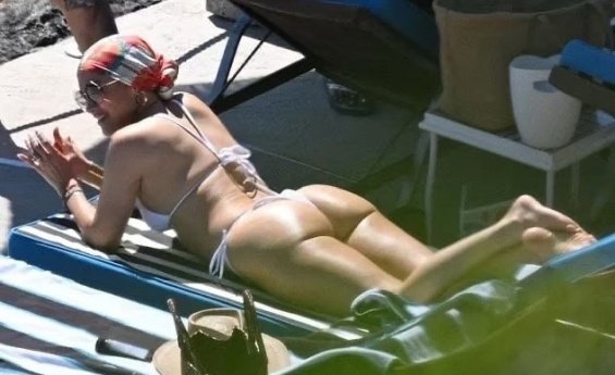 JLo Is Relaxed In A Bikini Eating On The Beach In Italy