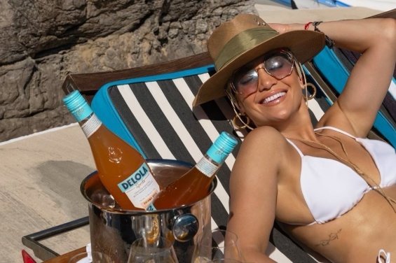 JLo Is Relaxed In A Bikini Eating On The Beach In Italy