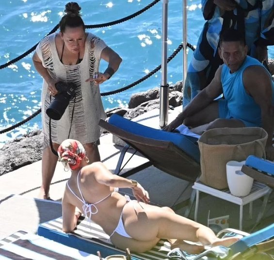 JLo Is Relaxed In A Bikini Eating On The Beach In Italy