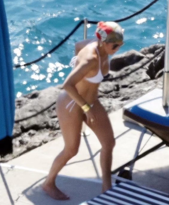 JLo Is Relaxed In A Bikini Eating On The Beach In Italy