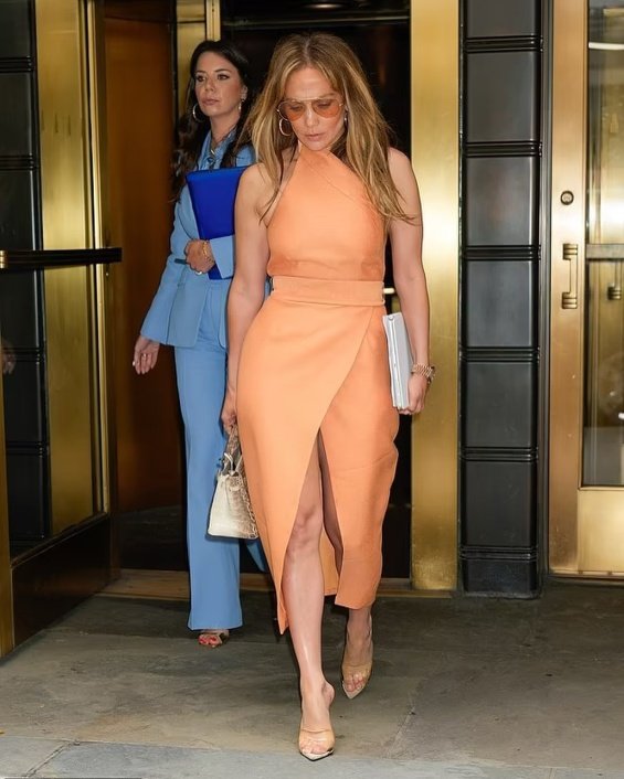 Jennifer Lopez In A Dress With A High Slit She Wore 7 Years Ago (Fashion Replay)