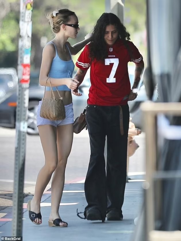 Johnny Depp's Daughter Caught Kissing Her Girlfriend