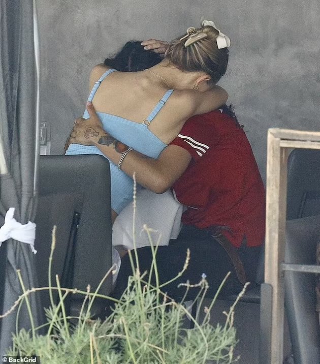 Johnny Depp's Daughter Caught Kissing Her Girlfriend