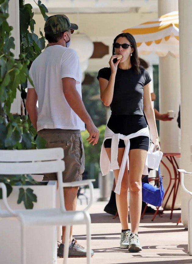 Leonardo DiCaprio Is Walking With His New Girlfriend - She Is 25 Years Old And Still Married To Someone Else