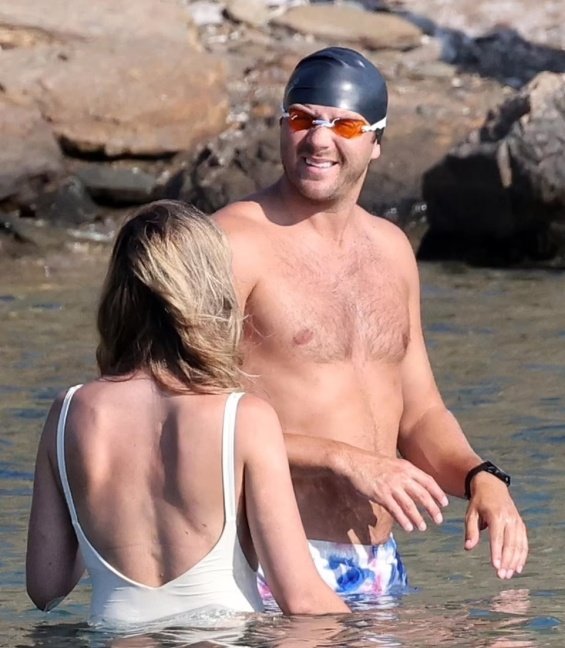 Margot Robbie In A White Swimsuit With Her Husband On Vacation In Sifnos ("Barbie" In Greece)