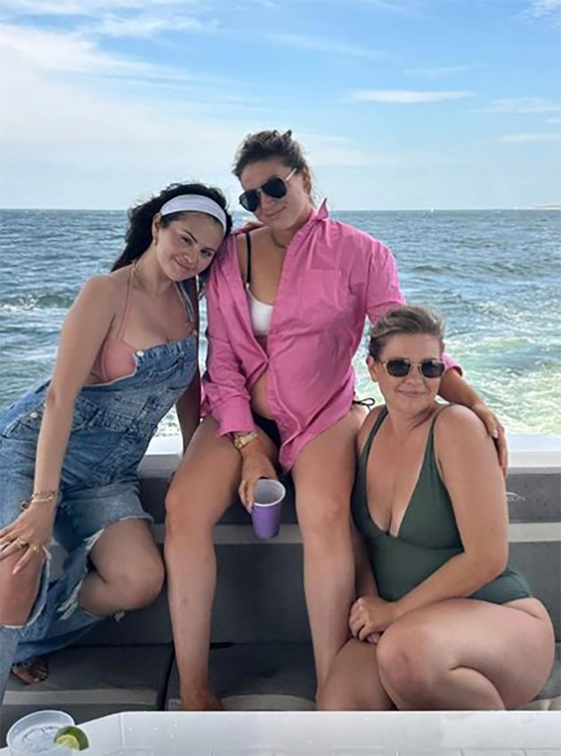 Selena Gomez Proudly Poses In A Bikini, Dances On A Yacht And Does Not Hide Her Extra Pounds