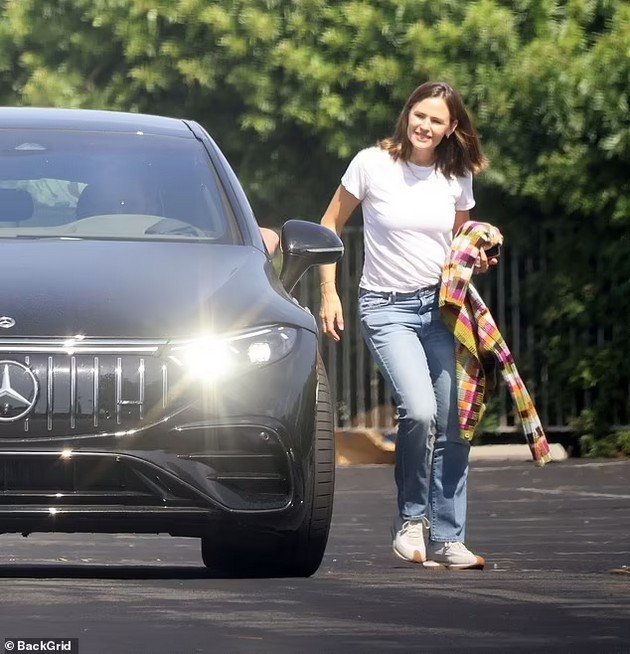 Ben Affleck Shares An Intimate Moment With Jennifer Garner In A Car