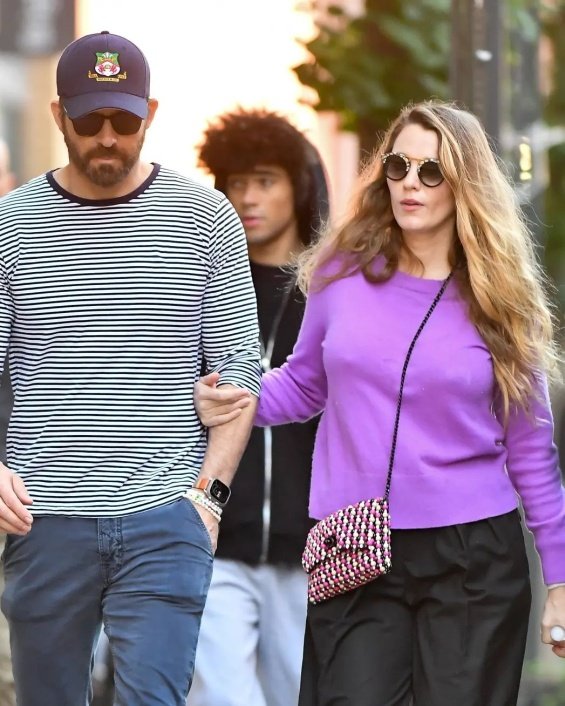 Blake Lively And Ryan Reynolds Hand In Hand In New York