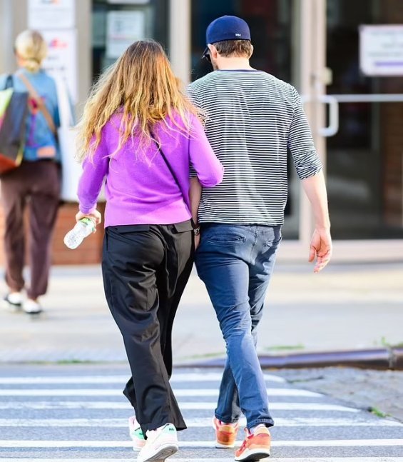 Blake Lively And Ryan Reynolds Hand In Hand In New York