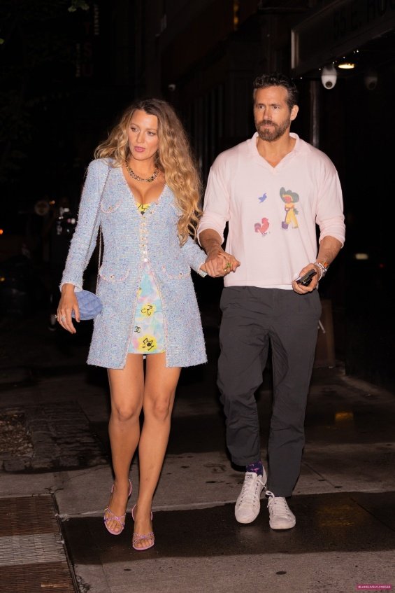 Blake Lively And Ryan Reynolds Hand In Hand In New York