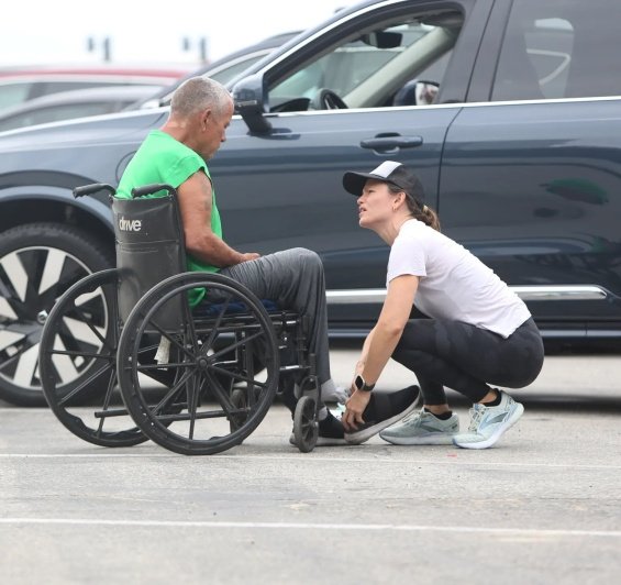 Jennifer Garner Put Socks On The Feet Of A Homeless Man In A Cart And Offered Her Own Shoes (Incredible Gesture)