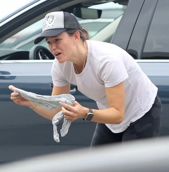 Jennifer Garner Put Socks On The Feet Of A Homeless Man In A Cart And Offered Her Own Shoes (Incredible Gesture)