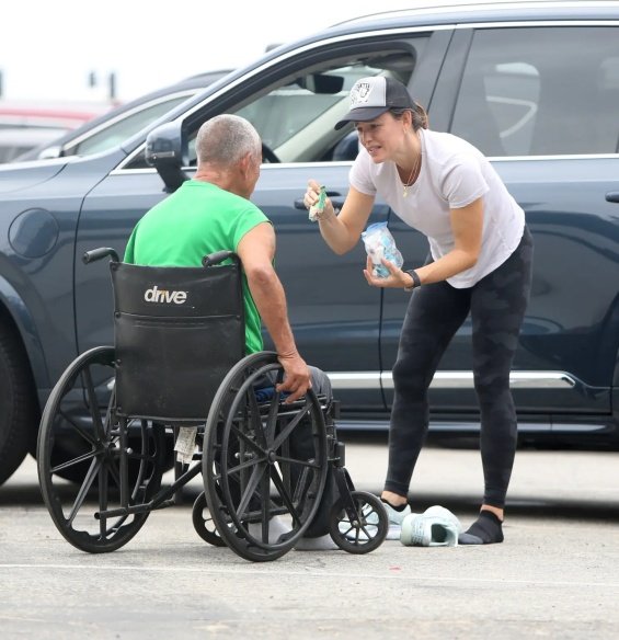 Jennifer Garner Put Socks On The Feet Of A Homeless Man In A Cart And Offered Her Own Shoes (Incredible Gesture)