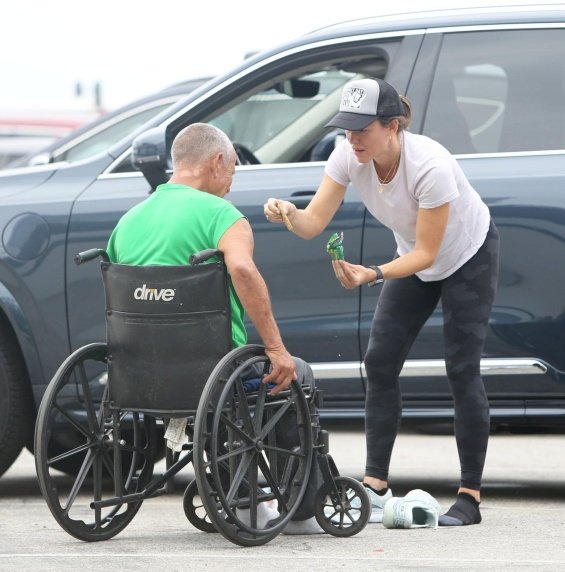 Jennifer Garner Put Socks On The Feet Of A Homeless Man In A Cart And Offered Her Own Shoes (Incredible Gesture)