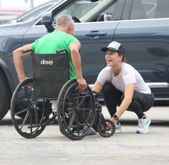 Jennifer Garner Put Socks On The Feet Of A Homeless Man In A Cart And Offered Her Own Shoes (Incredible Gesture)