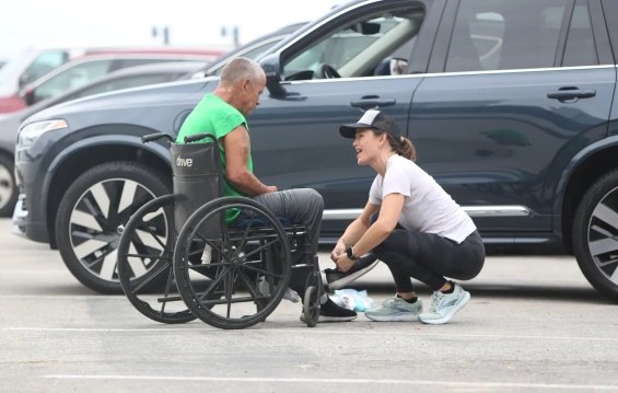 Jennifer Garner Put Socks On The Feet Of A Homeless Man In A Cart And Offered Her Own Shoes (Incredible Gesture)