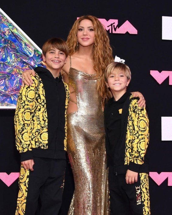 Shakira In A Gold Versace Creation With Sons Sasha And Milan At The MTV VMAs